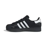 Championes Adidas Superstar II de cuero negro con textura y las tres tiras laterales en blanco.