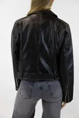 Chaqueta de cuero sintético marrón con diseño estilo biker, solapas con botones a presión, bolsillos con cierre y un pequeño bolsillo con solapa en la parte inferior frontal.