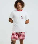 Pijama masculino de algodón, compuesto por una remera blanca de manga corta con cuello redondo y ribete rojo, y un short con estampado a cuadros rojos y blancos con figuras de Snoopy y Woodstock.