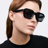 Lentes de sol cuadrados negros con armazón grueso de policarbonato francés y lentes polarizados japoneses con protección UV 400, antirayaduras y film súper hidrofóbico.
