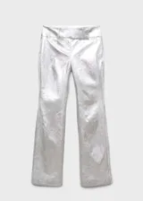 Pantalon de corte recto y tiro bajo con acabado metalizado plateado. Presenta diseño tipo cuero con cierre oculto de botón, gancho y cremallera, además de bolsillos de ribete en la parte posterior.