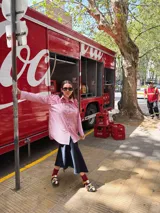 Camisa oversize a rayas rojas y blancas, bordada a mano con mostacillas negras.
