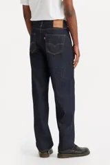 Pantalón de jean Levi's modelo 568 Loose Straight, de corte recto y holgado, en color azul oscuro con costuras en contraste.
