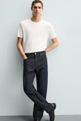 Camiseta negra de punto con cuello redondo, manga corta y corte regular. Tejido de viscosa con acabado en rib.