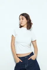 Top blanco de manga corta con cuello alto, corte ajustado al cuerpo.