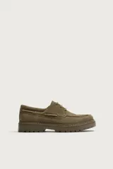 Zapato náutico de hombre confeccionado en piel con acabado serraje de color marrón, con cordones de tres pasados y suela track robusta.