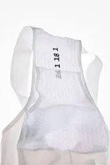 Short de ciclismo con tirantes, color blanco, de tejido elástico y diseño ergonómico con badana y detalles gráficos en negro.