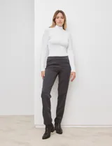 Pantalón de vestir gris oscuro, marca Zac & Rachel, de corte recto.