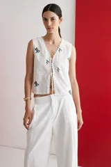 Pantalón de vestir blanco de lino, de corte ancho y tiro alto.
