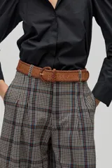 Camisa negra de popelina de algodón con cuello camisero clásico, hombros abullonados, mangas largas y botones de nácar.