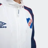 Campera deportiva Umbro del Club Nacional de Football modelo Venti, con capucha y cierre frontal completo. Diseño en color blanco con mangas azules, puños elásticos y detalles en rojo. Incluye el logo de Umbro y el escudo del club bordados en el pecho.