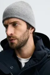Gorro de punto tejido en mezcla de lana y cashmere, con diseño acanalado y vuelta en el borde.
