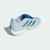 Championes de fútbol Adidas Predator League para pasto sintético, color celeste con detalles en azul y amarillo. Presentan lengüeta plegable, tecnología Powerspine para mayor estabilidad y malla Nanostrike para un ajuste preciso.