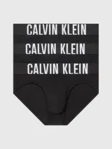 Pack de tres slips para hombre de Calvin Klein, color negro, con cintura elástica ancha que lleva el logo de la marca en blanco.