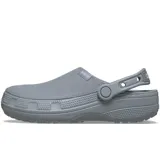 Zuecos Crocs modelo Classic Crafted Clog, de color beige, con parte superior de lona textil y suela de goma Croslite. Incluye correa de talón pivotante y detalles de la marca en el lateral.