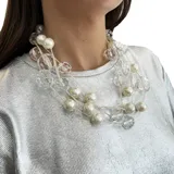 Collar de múltiples hilos con cuentas de perlas plásticas y cuentas de resina transparente. Cierre con mosquetón y cadena para regular el largo.