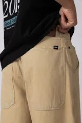 Jean baggy de corte amplio y relajado, color celeste claro, con diseño de pierna ancha y estilo urbano.