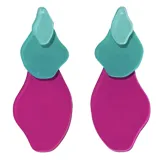 Aros colgantes con tres piezas geométricas irregulares de acrílico en colores celeste, turquesa y fucsia.