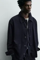 Sobrecamisa de corte regular confeccionada en pana de algodón, con cuello solapa, manga larga, cierre frontal de botones y bolsillos plastrón en la parte inferior.