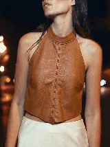 Top halter de cuero color marrón, con diseño sin mangas, cuello alto y costura central vertical.