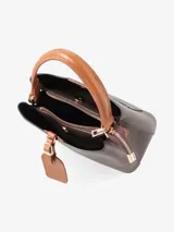 Cartera estructurada de diseño versátil, color negro con detalles en marrón claro. Cuenta con un asa de mano y correa regulable y desmontable para llevar al hombro o cruzada.