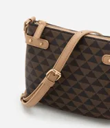 Cartera transversal pequeña con cierre por cremallera, correa larga contrastante y estampa triangular en tonos marrón y negro.