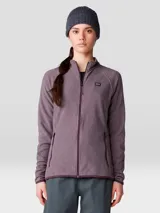 Campera polar de mujer con cierre frontal completo, cuello alto y bolsillos laterales con cierre. Confeccionada en tejido de vellón de poliéster reciclado, presenta un diseño de manga raglán para mayor movilidad y logo bordado en el pecho.