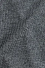 Top de manga larga en tejido de punto acanalado fino, color gris oscuro. Presenta un escote en V pronunciado con una pequeña abertura central cerrada con corchetes.