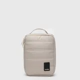 Cosmetiquero acolchado de diseño rectangular con cierre perimetral, asa superior y parche con logo de la marca en la parte frontal.
