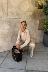 Canguro holgado color beige, con capucha y bolsillo canguro frontal.