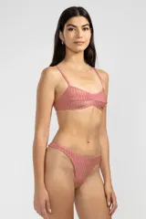 Conjunto de bikini rosa con textura acanalada. El corpiño es de corte triangular con tirantes finos y la bombacha es de corte clásico.