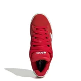 Championes urbanos Adidas Grand Court Alpha, color rojo con las icónicas tres tiras laterales en blanco. Presentan una capellada de material sintético, interior textil, plantilla con amortiguación Cloudfoam y suela de goma resistente.