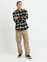 Pantalon cargo de corte recto en color azul oscuro, con bolsillos laterales con solapa y cierre frontal.