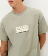 Remera verde militar de algodón con cuello redondo, manga corta y estampado frontal con la frase "Endless Journey".