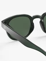 Lentes de sol Izipizi Junior Sun C para niños de 5 a 10 años, con montura redonda color verde oscuro y lentes polarizadas.