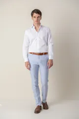 Pantalón de vestir celeste claro con diseño de espiga, corte slim fit y confeccionado en lino.