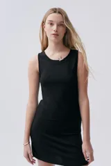 Vestido corto negro sin mangas, ajustado al cuerpo, confeccionado en lurex.