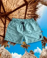 Short de baño celeste con estampado de cangrejos, con cintura elástica ajustable con cordón, bolsillos laterales y suspensor interior.