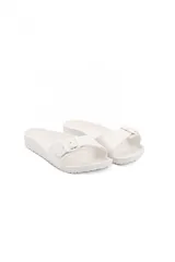 Sandalias blancas con hebilla ajustable.