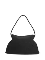 Cartera hobo de mano color negro con diseño trenzado, asa superior trenzada y placa metálica con el logo de la marca en el frente.