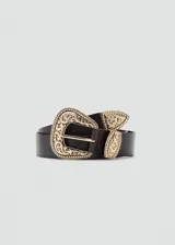 Cinturón de cuero vacuno negro con hebilla, pasador y puntera metálicos en tono dorado con diseño grabado de estilo western.