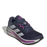 Championes de running Adidas modelo Questar 3, de color azul oscuro con detalles en gris y violeta. Presentan un diseño técnico con malla transpirable, las icónicas tres bandas de la marca en los laterales y una entresuela amortiguada.