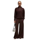 Pantalón de felpa Puma de corte wide leg, color negro, con cintura elástica con cordón de ajuste y sutil logo bordado en la pierna.