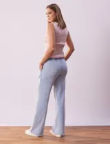 Pantalón jogger wide leg color celeste, marca Ninety. Con pretina ancha elastizada y bolsillos delanteros.