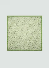 Pañuelo cuadrado con estampado de microflores, borde verde y acabado satinado.