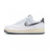 Championes Nike Air Force 1 07 de corte bajo, confeccionados en cuero blanco con textura granulada. Presentan un diseño icónico con el swoosh lateral y el refuerzo del talón en acabado brillante con efecto desgastado. Incluyen una entresuela de color crema con efecto envejecido y una suela de goma gris.
