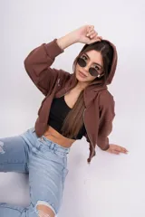 Campera corta color crema con cierre frontal, cuello mao y logo bordado en el pecho.