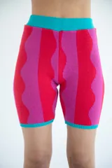 Short biker tejido de punto con diseño a rayas verticales en colores rosa y rojo, con cintura y ruedo en color turquesa.