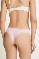 Bombacha tipo vedetina de microfibra color rosado, con detalles de encaje en los bordes y pequeño aplique decorativo con la palabra love en el frente.