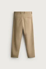 Pantalón regular fit de hombre color negro, confeccionado en tejido técnico ligero con cintura elástica, bolsillos frontales, bolsillos traseros de vivo y cierre frontal con cremallera y botón.